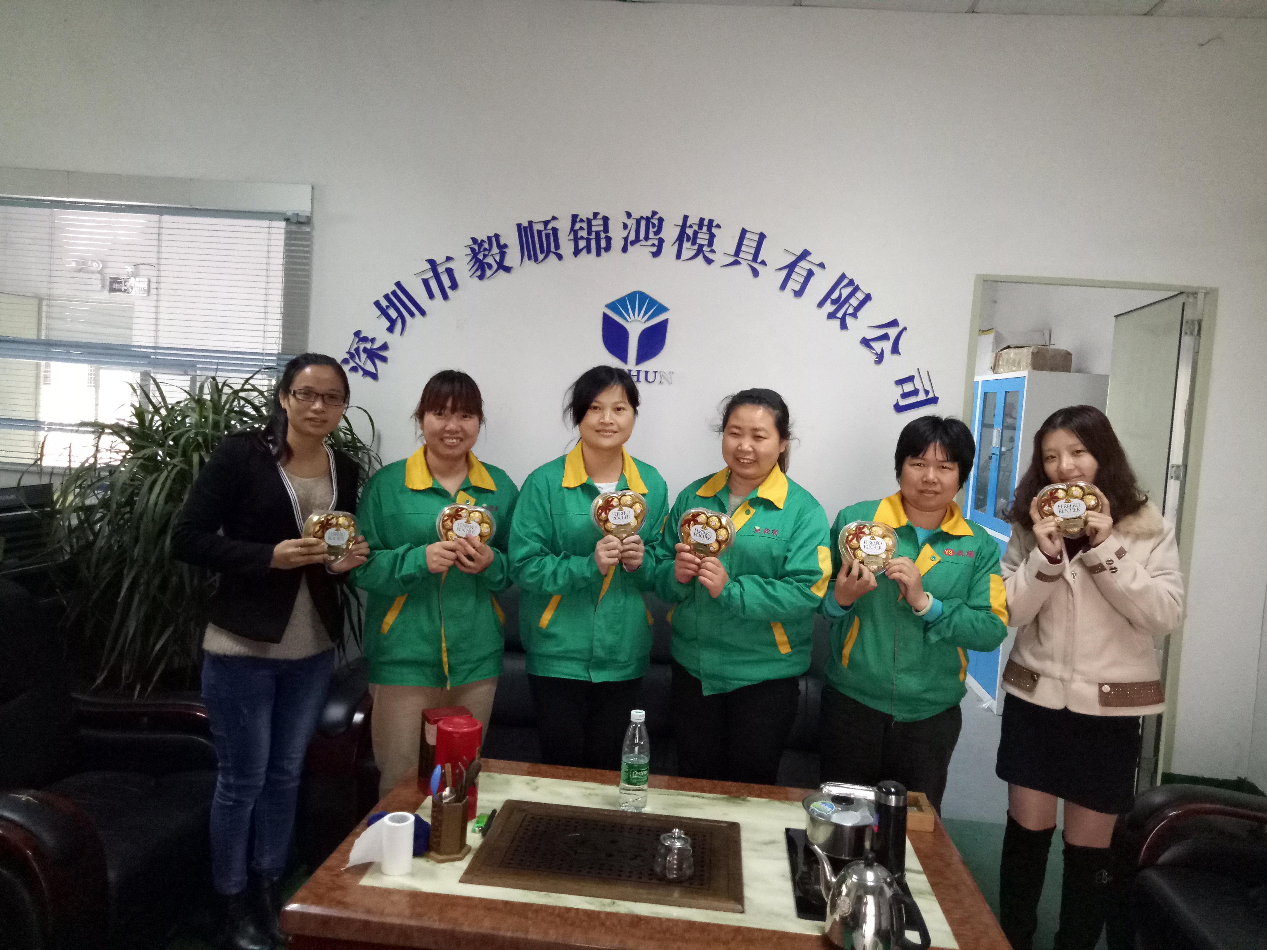 毅顺的女神们拿着礼物很开心